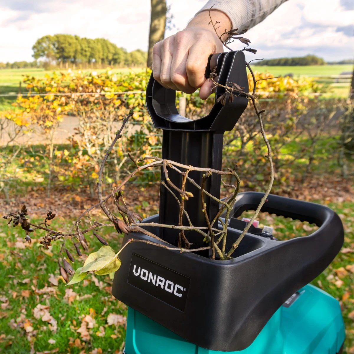 VONROC Stille Hakselaar/Shredder 2800W – Voor Takken Tot Ø45mm – Incl. 60L Opvangbak & Duwstok - Afbeelding 6
