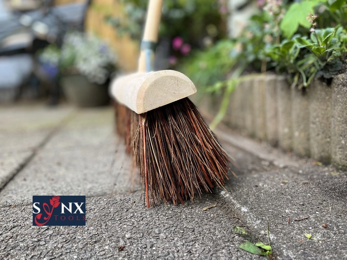Synx Tools Gemeente Bezem 45 Cm - Straatbezem / Stadsbezem - Steel 150 Cm - Harde Natuurvezels - Bezemsteel - Bezems - Schrobborstels - Veger - Buitenbezem -Tuinbezem - Afbeelding 3